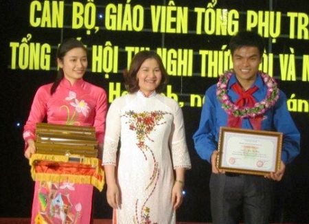 Đ/c Nguyễn Thị Hà – Bí thư TW Đoàn, Chủ tịch Hội đồng Đội TW trao danh hiệu TPT Đội giỏi cho TPT Đội Trần Văn Sang 